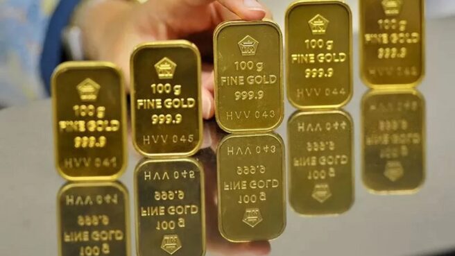 Harga Emas Ambles ke Rp1,94 Juta, Momentum Beli?